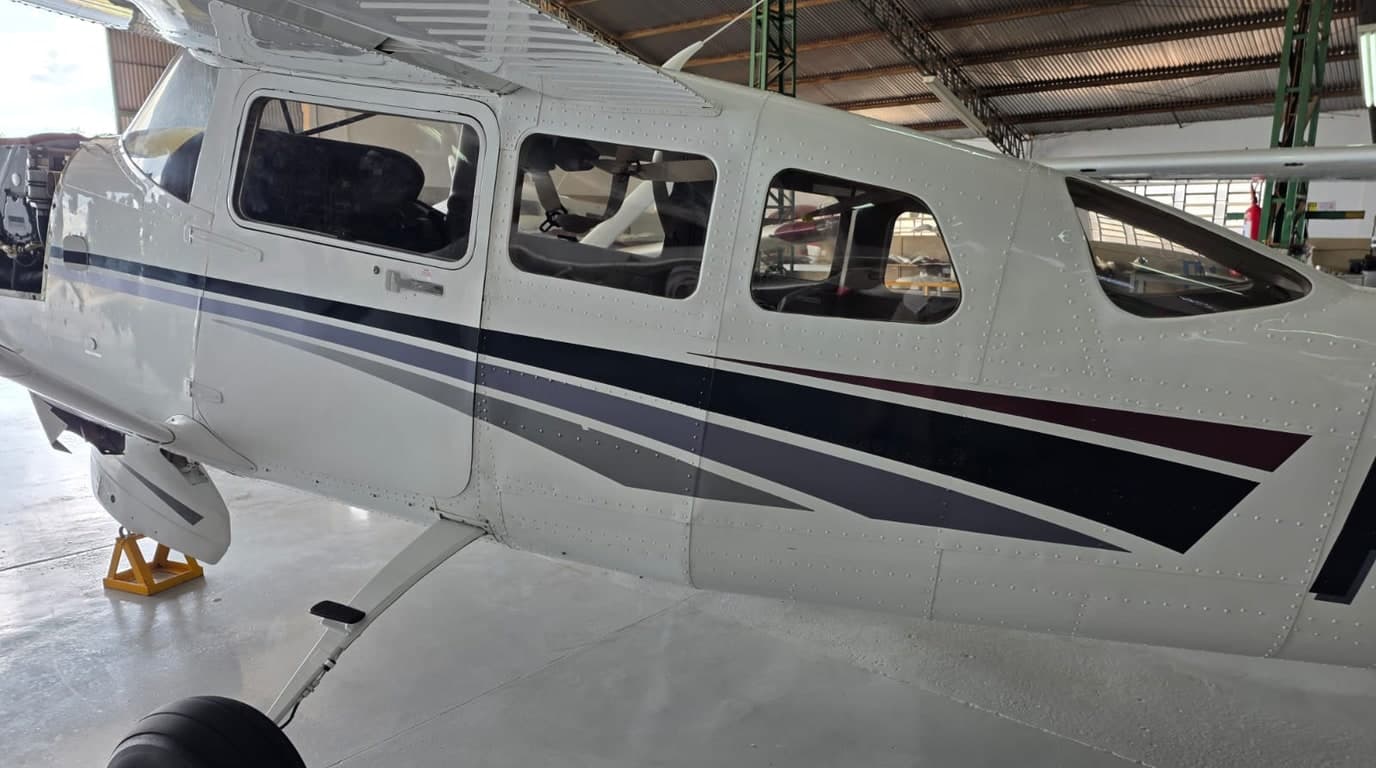 Perfil lateral da Cessna 206H 1999