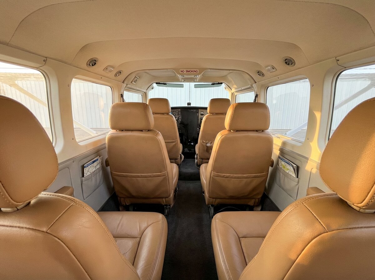 Interior em couro tan da Cessna 206H 1999, configuração club 2+2+2