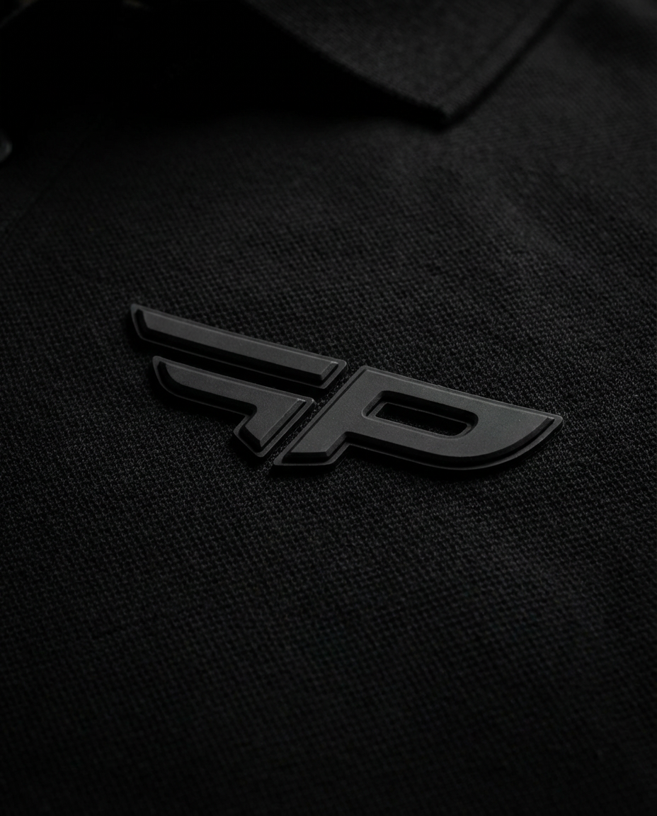 Detalhe da gola e logo FP na Polo FLAP Signature